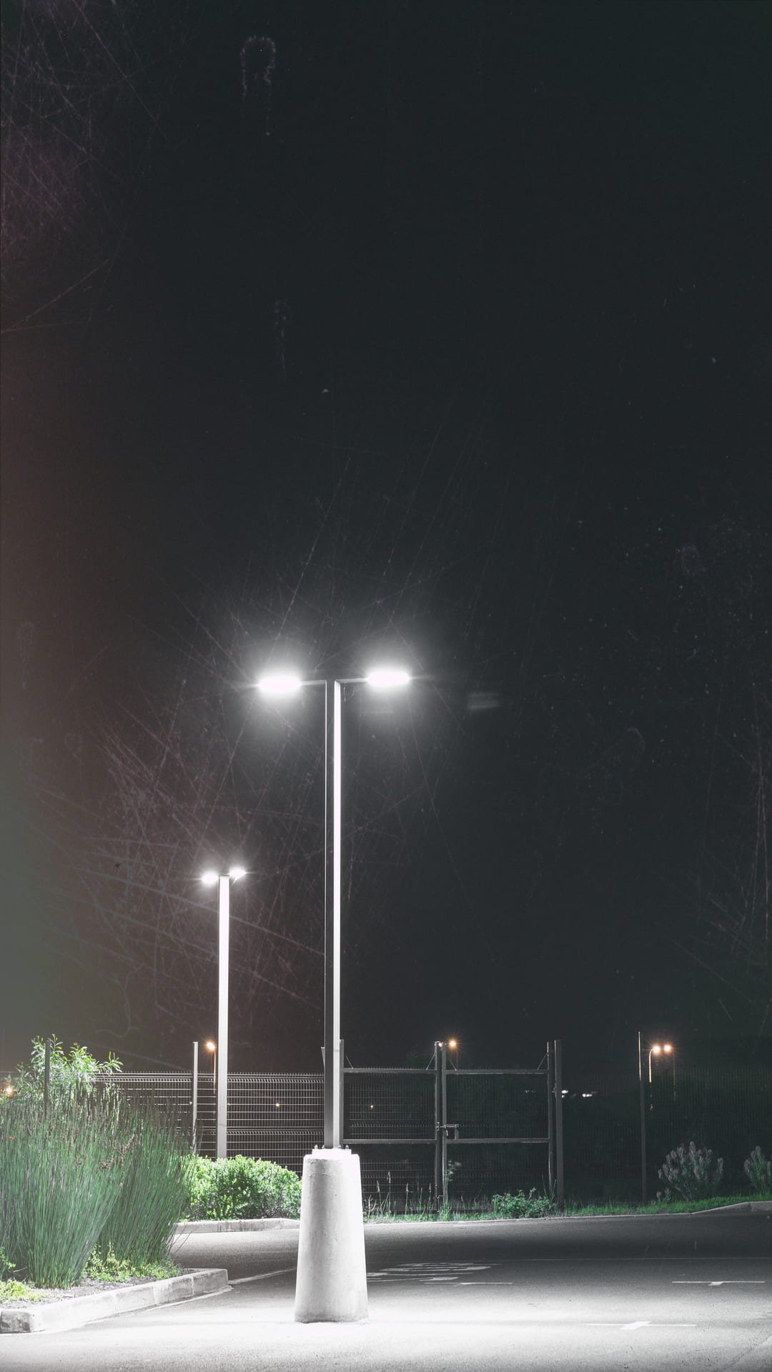 Lampu jalan LED dua arah menerangi area parkir dan akses masuk pada malam hari