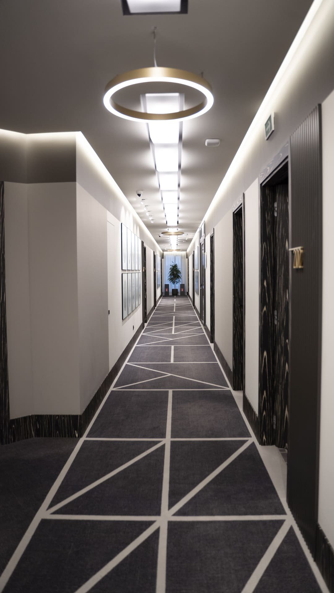 Pemasangan lampu downlight dan linear LED di koridor hotel modern