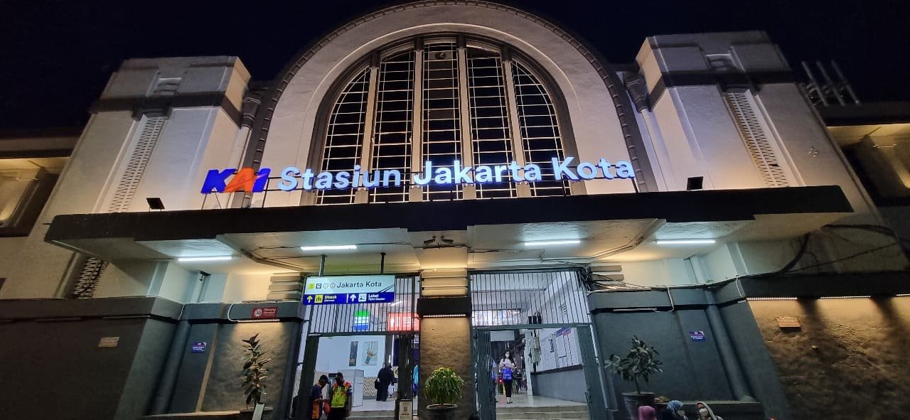 Deretan lampu eksterior pada bangunan stasiun di kawasan Kota Tua Jakarta