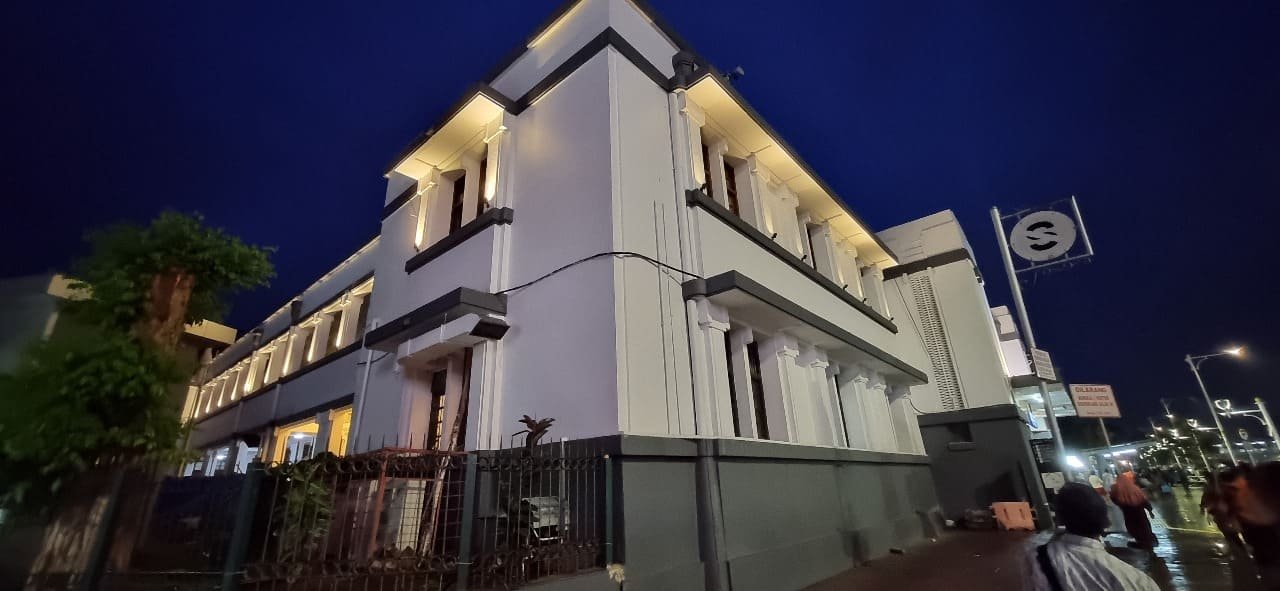 Jalur keluar masuk penumpang stasiun dengan lampu LED yang terang