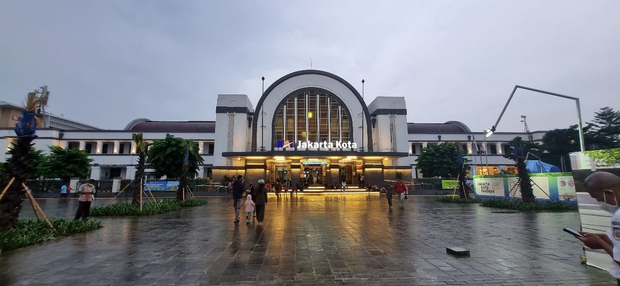 Pencahayaan area samping stasiun setelah proyek penerangan