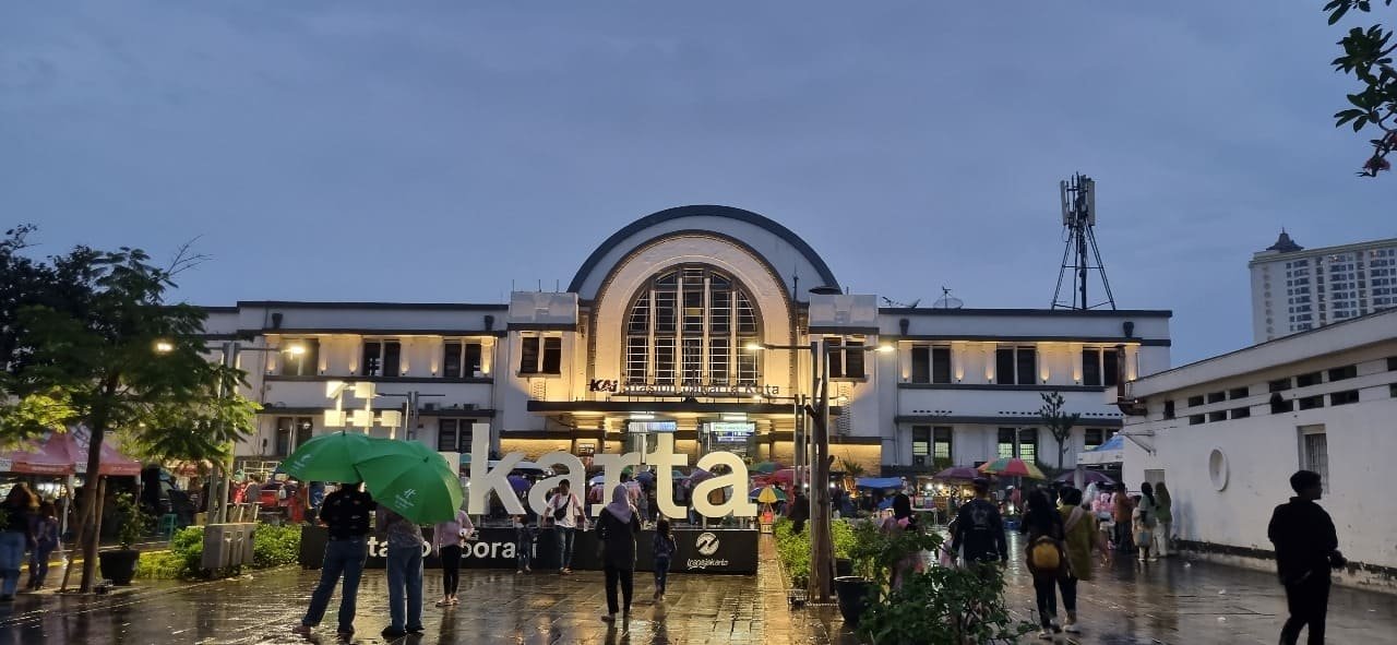 Area publik di sekitar stasiun yang kini lebih terang dan fotogenik