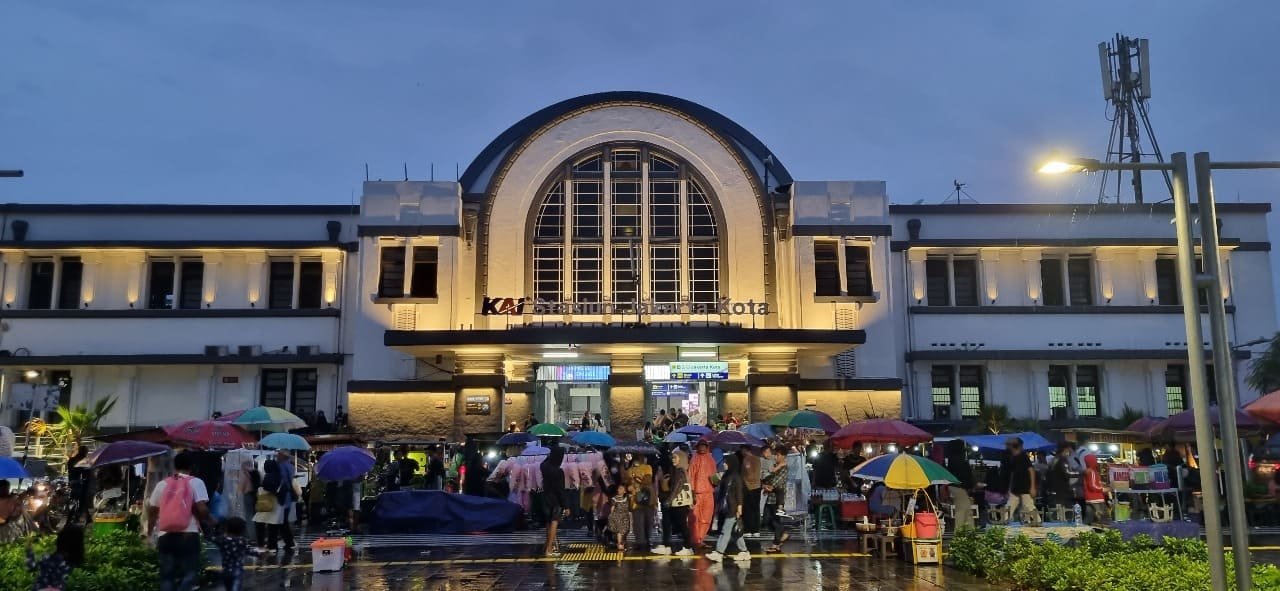 Detail fasad heritage stasiun yang disorot lampu