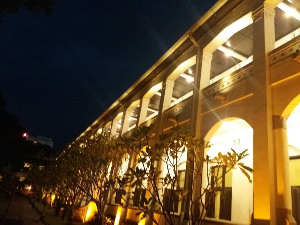 Menara Lawang Sewu diterangi lampu warm white – proyek pencahayaan PT KAI Daop 4