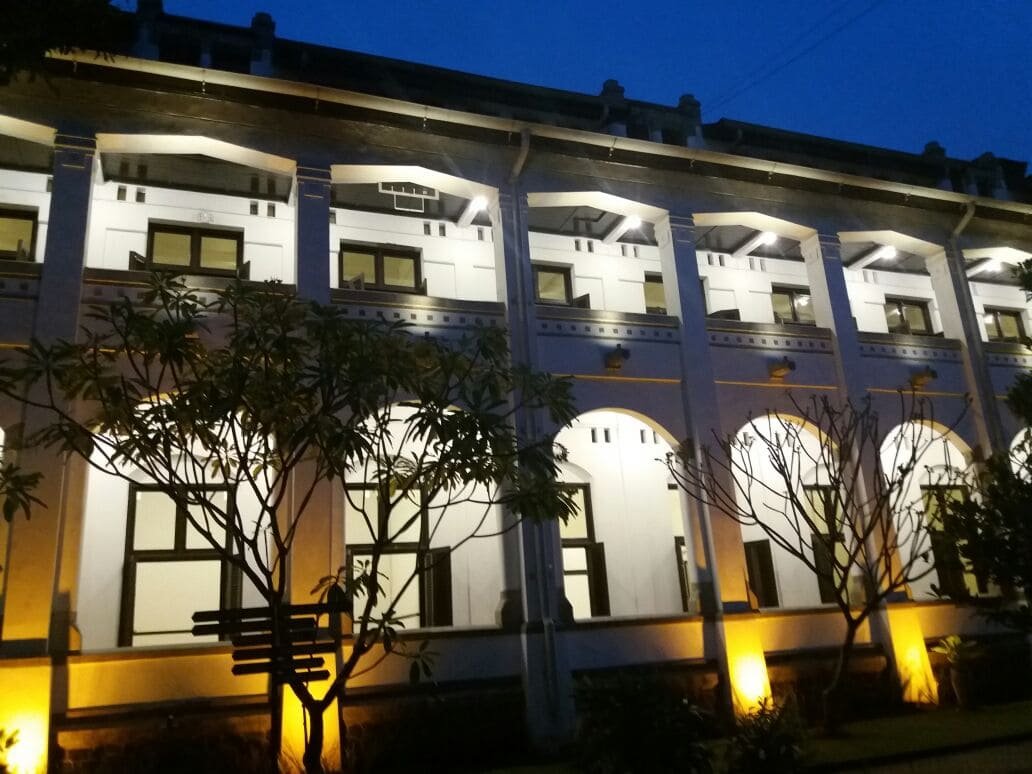 Selasar lantai atas Lawang Sewu dengan lampu LED yang merata