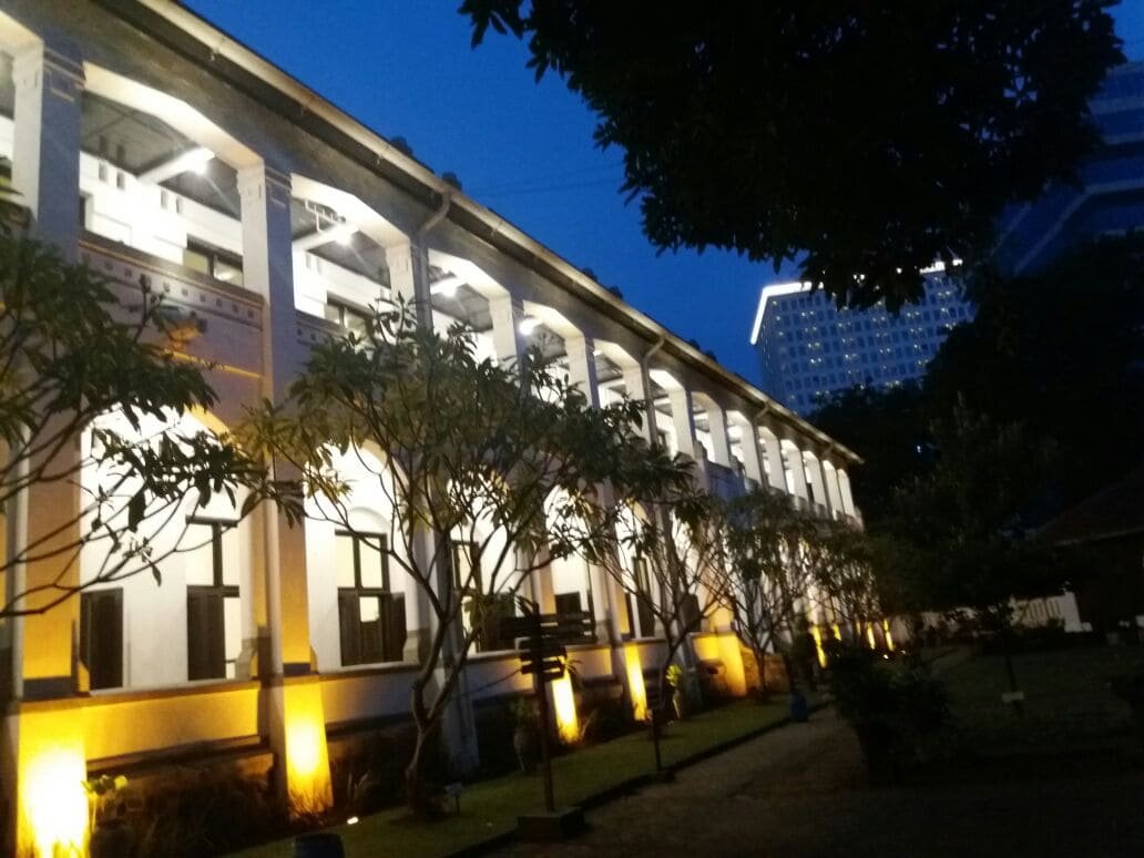 Tampak samping gedung Lawang Sewu yang diterangi sorot ke dinding