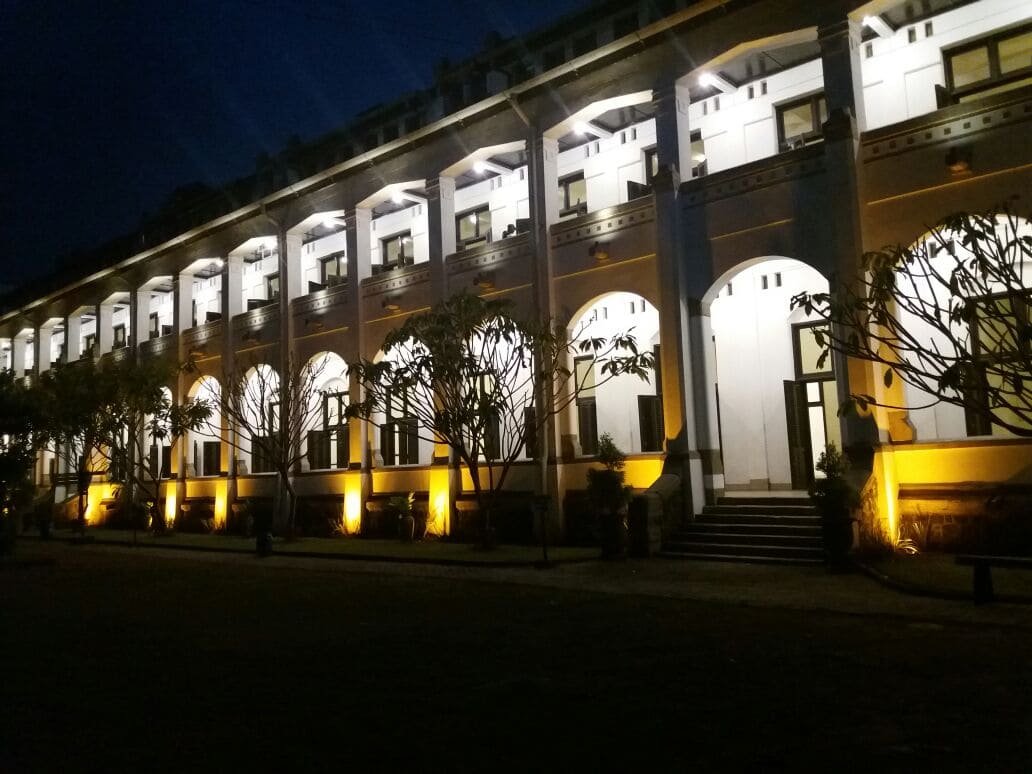 Area taman dan jalur pejalan kaki di Lawang Sewu dengan lampu LED