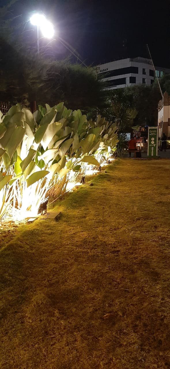 Detail tiang dan bukaan kolonial yang disorot lampu