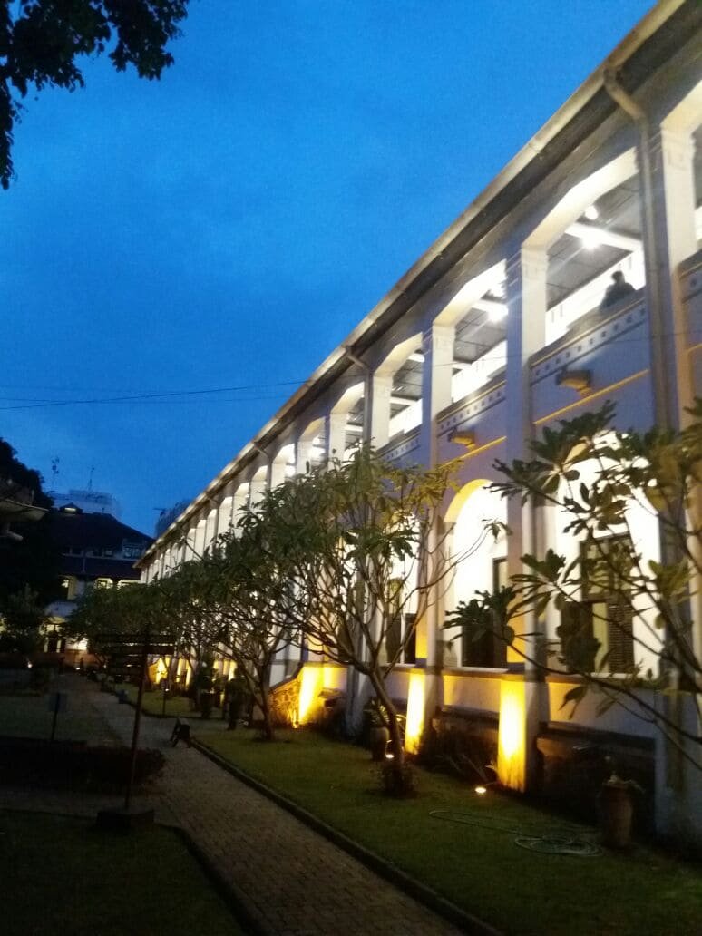 Area publik Lawang Sewu dengan pencahayaan hangat yang ramah foto