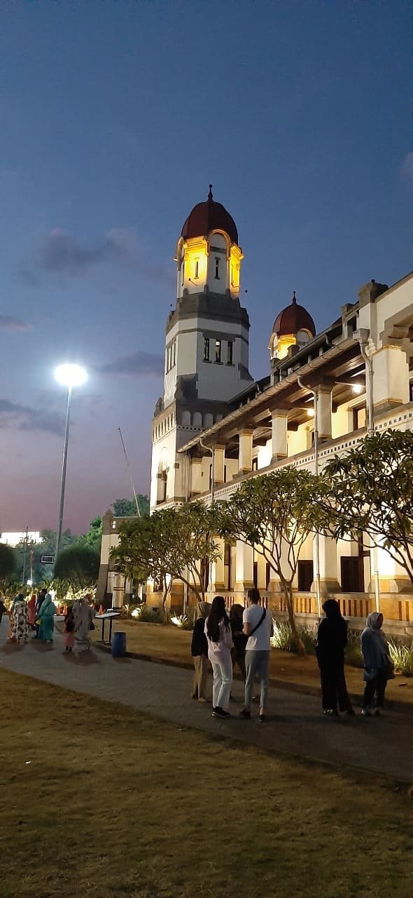 Lampu sorot landscape pada tanaman depan Lawang Sewu Semarang