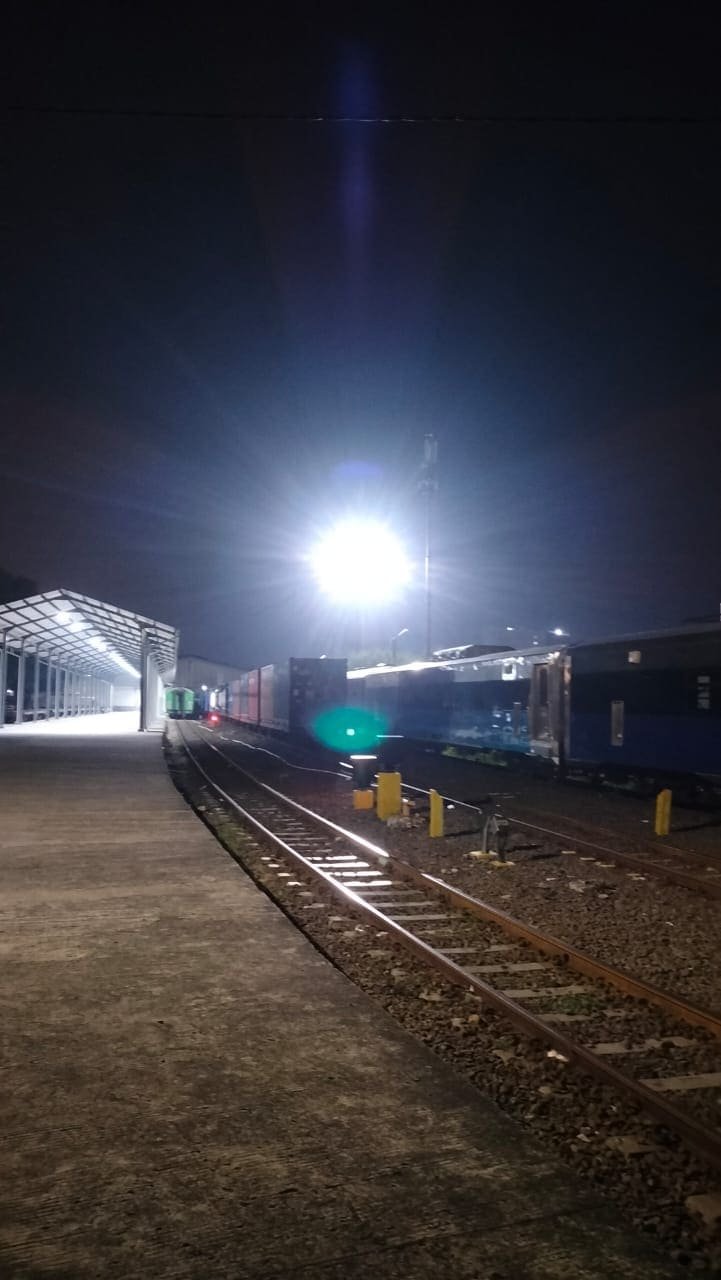 Lampu flood/high mast menerangi jalur kereta di Stasiun Muara Enim – proyek PT Mitra Techno Sejati