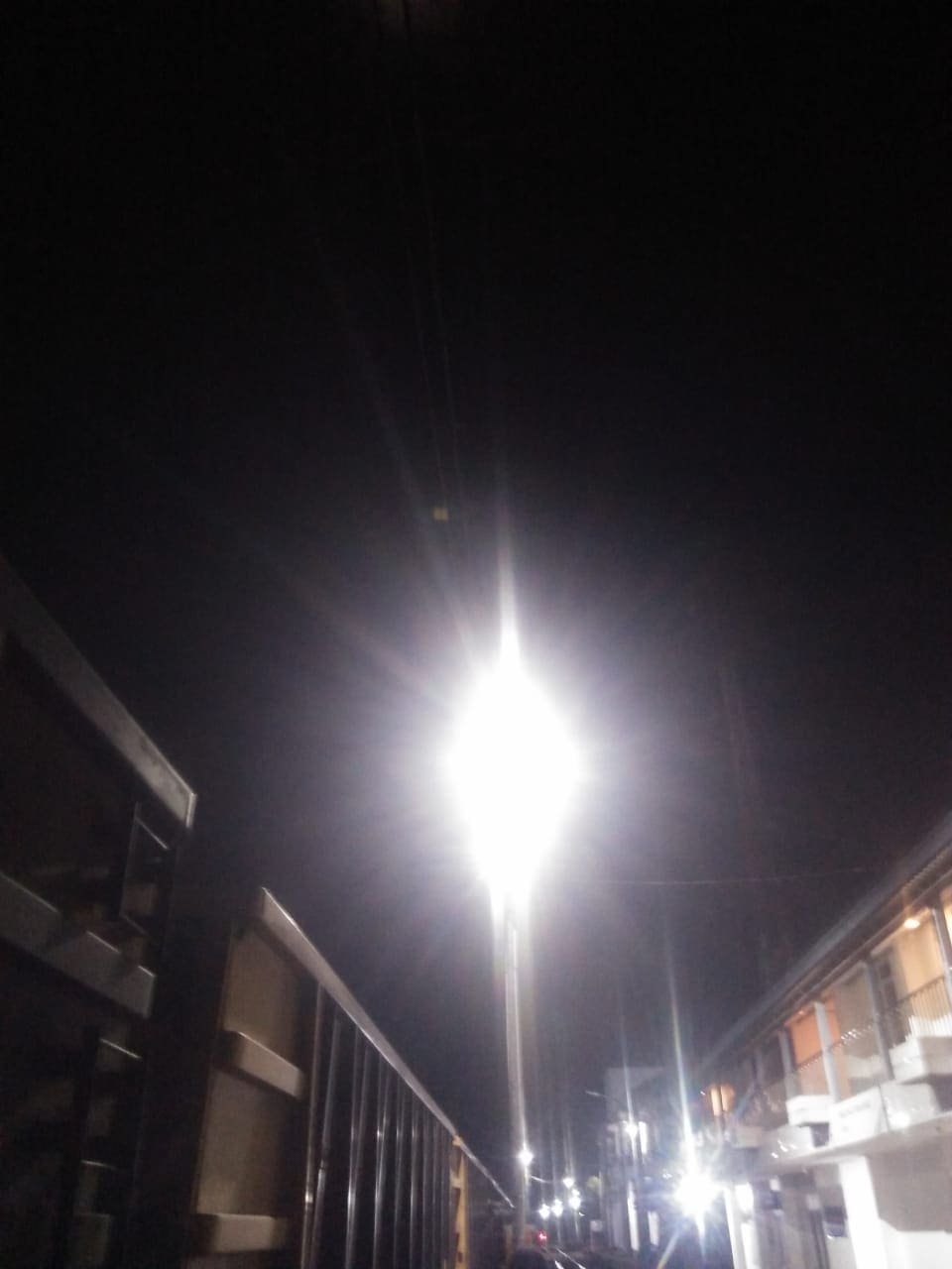 Tiang tinggi dengan lampu LED industri untuk area operasi PT KAI Divre 3 Palembang