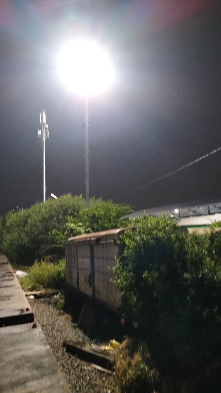 Penerangan jalur rel yang merata pada malam hari di Muara Enim