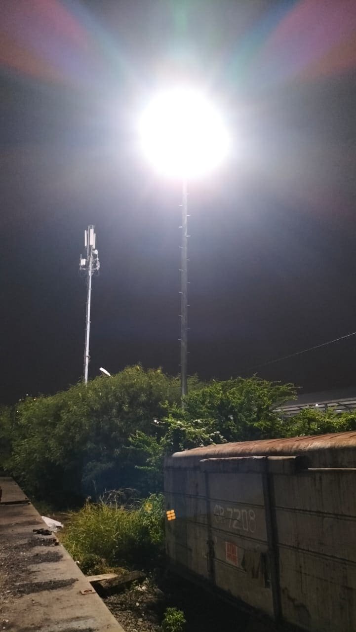 Lampu-lampu area dalam stasiun dengan sudut pancar lebar