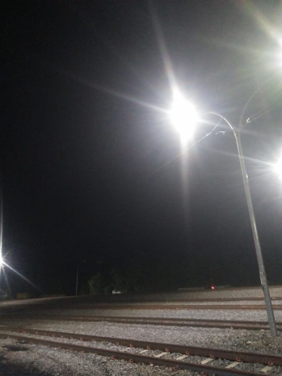 Area jalur kereta yang sekarang terang setelah pemasangan lampu LED