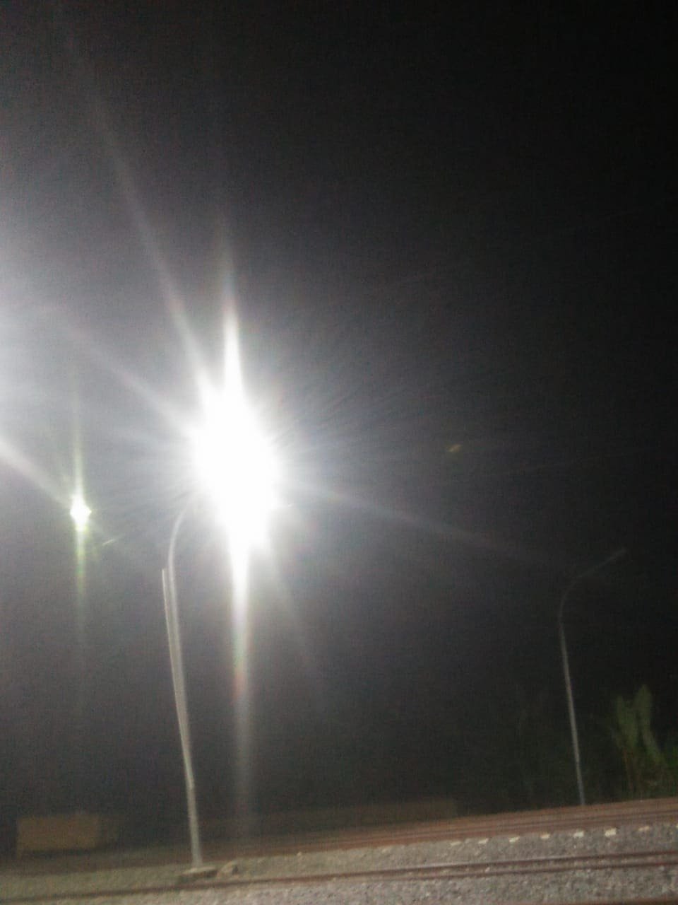 Lampu LED dengan pencahayaan putih terang di jalur stasiun