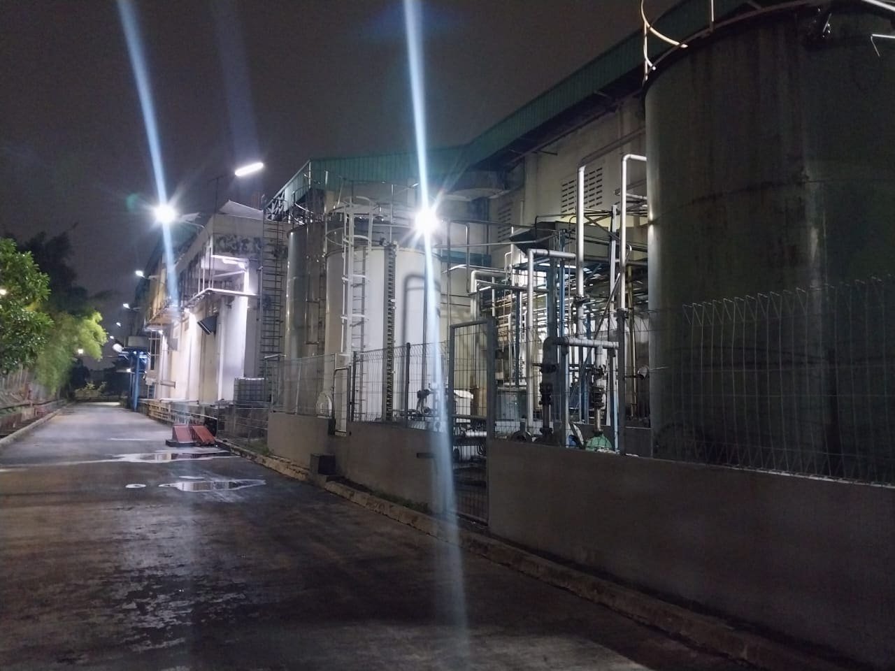 Penerangan jalur utilitas dan area tangki PT URC Indonesia oleh PT Mitra Techno Sejati