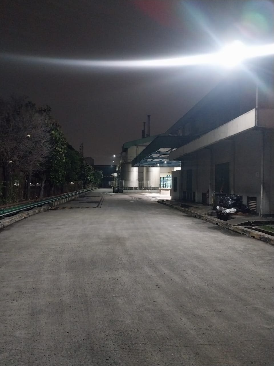 Area jalan internal pabrik makanan dan minuman yang kini terang di malam hari